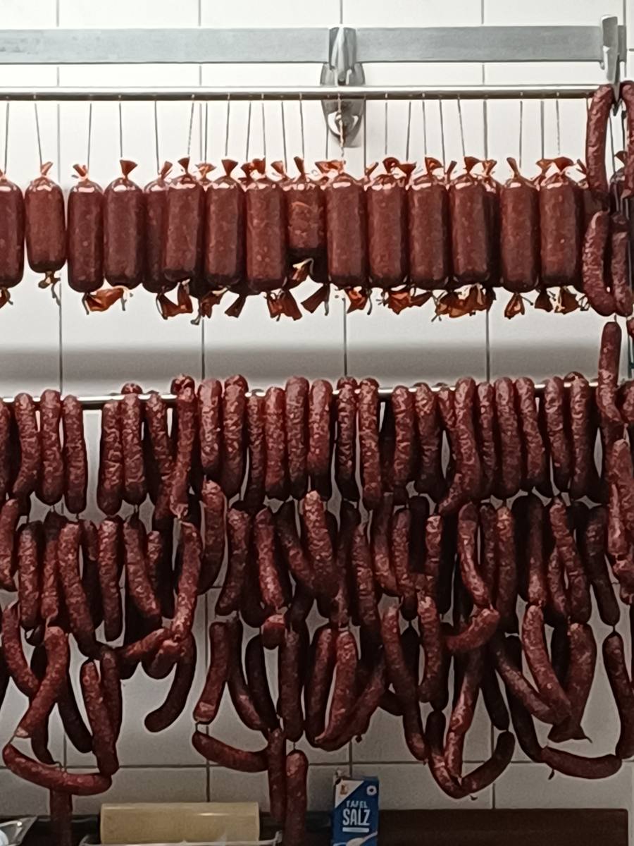 Hausgemachte Knacker und Dauerwurst